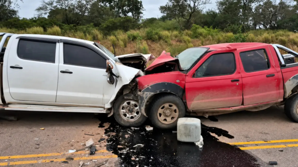 Cuatro personas murieron en un violento choque frontal entre dos caiometas en una ruta de Salta